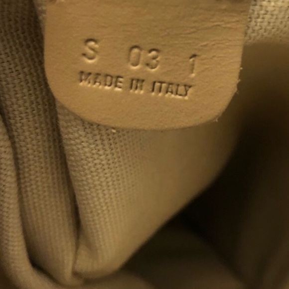 Authentic BURBERRY Shoulder Bag. - Picture 4 of 11